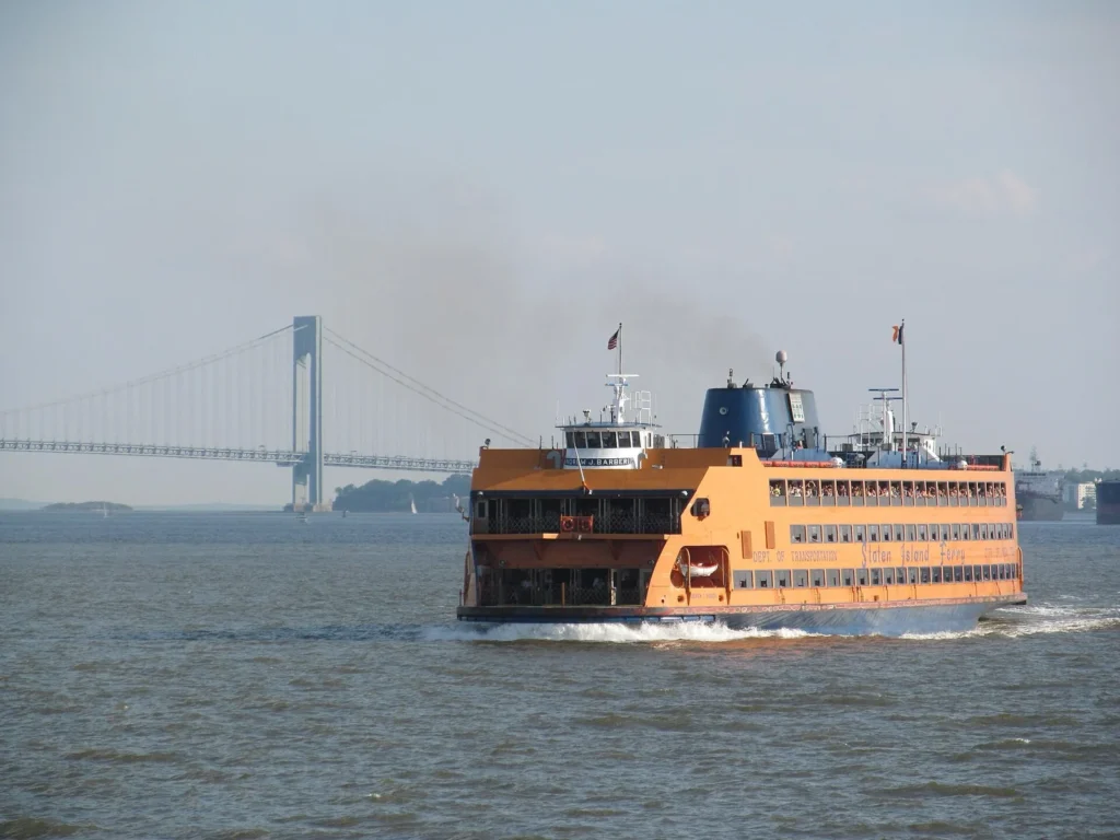 Il traghetto arancione per Staten Island "Andrew J. Barberi" nella baia, con il ponte di Verrazzano-Narrows sullo sfondo