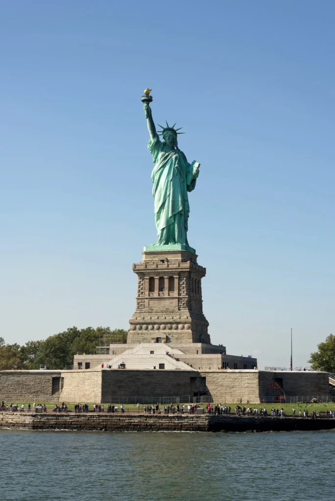 La Statua della Libertà sul suo piedistallo a Liberty Island, vista dall'acqua