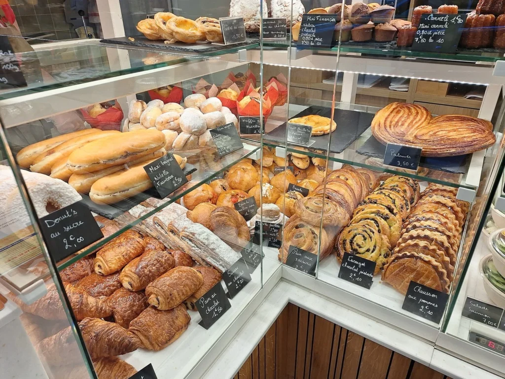 Il bancone di una boulangerie parigina con croissant, pain au chocolat e altri dolci