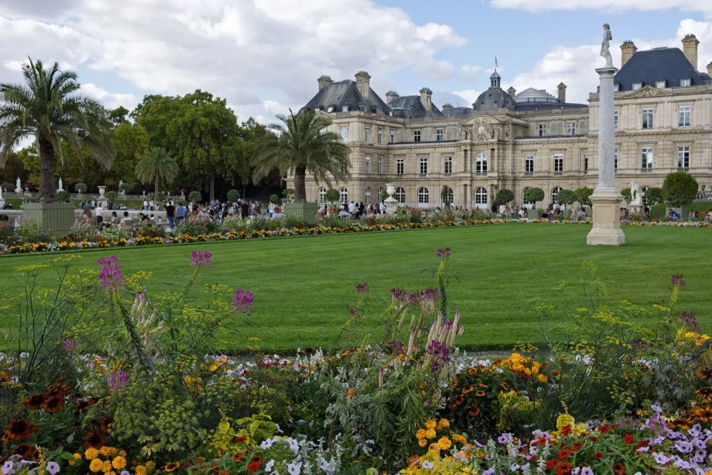 Il Jardin du Luxembourg con le aiuole fiorite e il Palazzo del Lussemburgo, sede del Senato