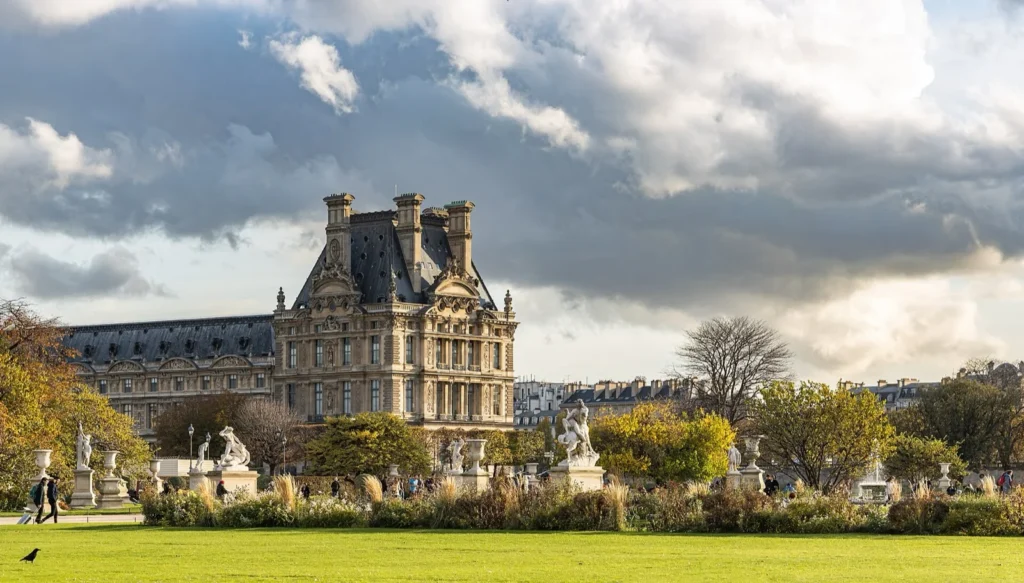 Il Pavillon de Flore del Louvre visto dal Giardino delle Tuileries in autunno