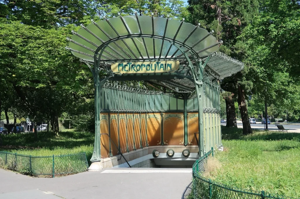L’ingresso Art Nouveau di Hector Guimard alla stazione della metropolitana Porte Dauphine