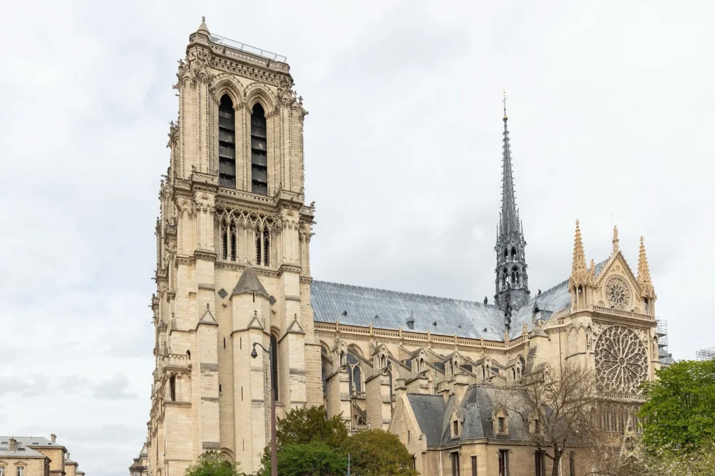 La cattedrale di Notre-Dame, con una torre campanaria e la guglia ricostruita dopo l’incendio