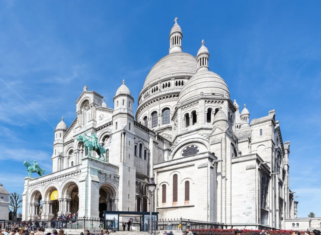 La basilica del Sacro Cuore in cima alla collina di Montmartre, sotto un cielo azzurro