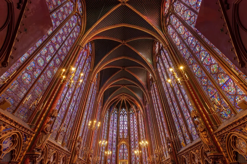 La cappella alta della Sainte-Chapelle, con le grandi vetrate gotiche