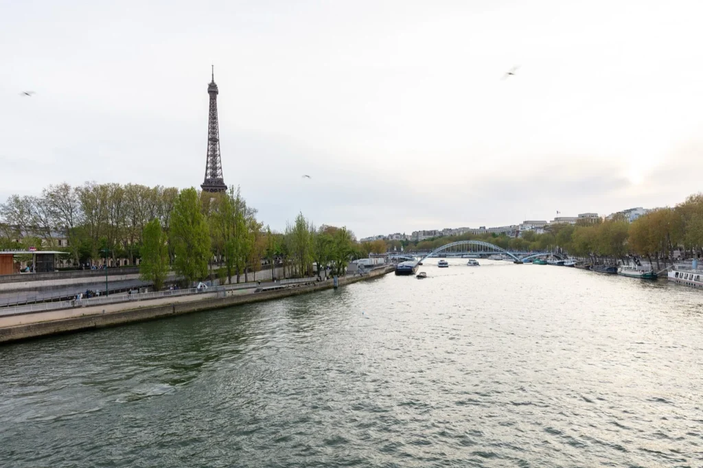 La Senna a Parigi di giorno, con i battelli sul fiume e la Torre Eiffel sullo sfondo